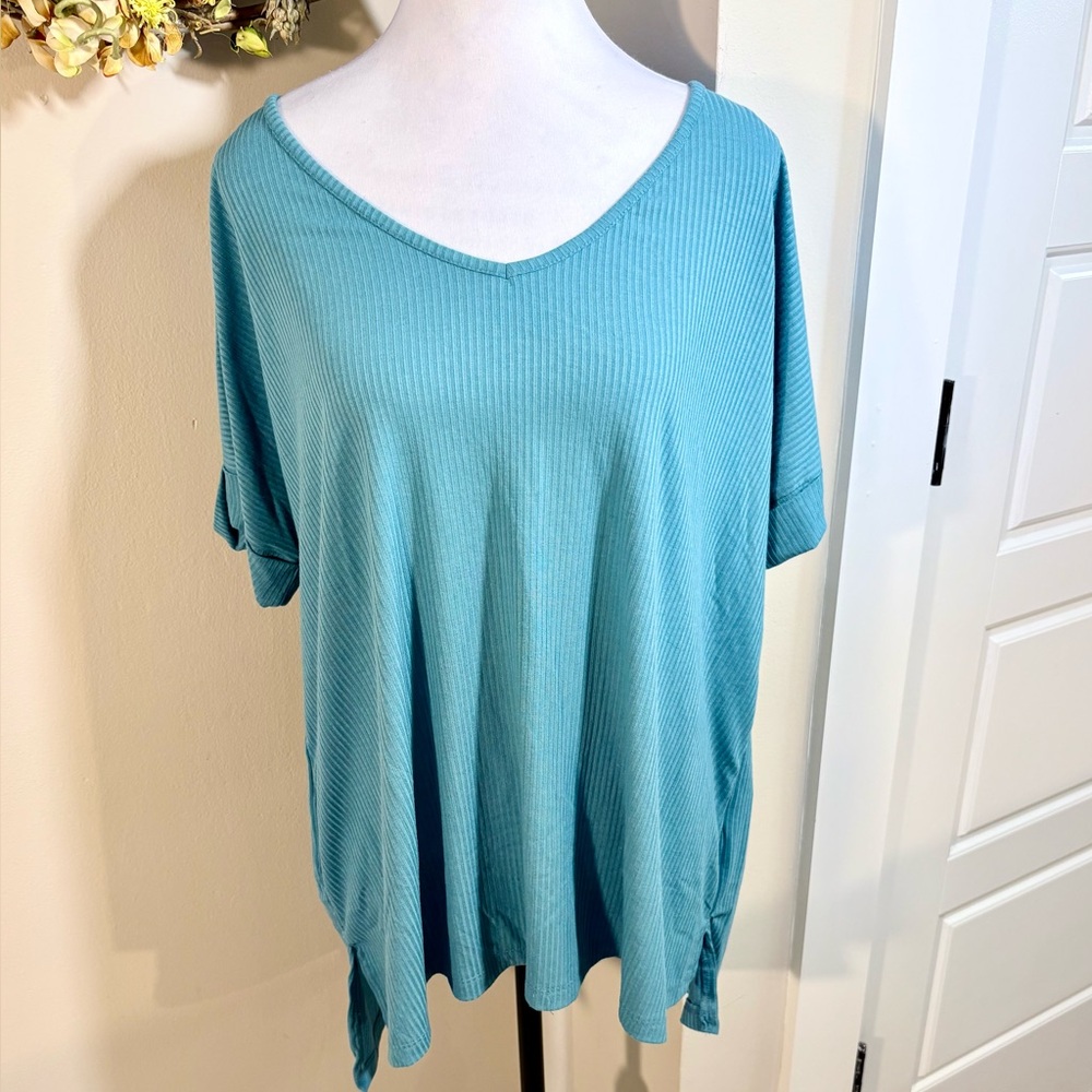 ZENANA Lot of 3 V-Neck Rolled Short Sleeve Ribbed Tops NWT Sz 1X💚 - Picture 3 of 13